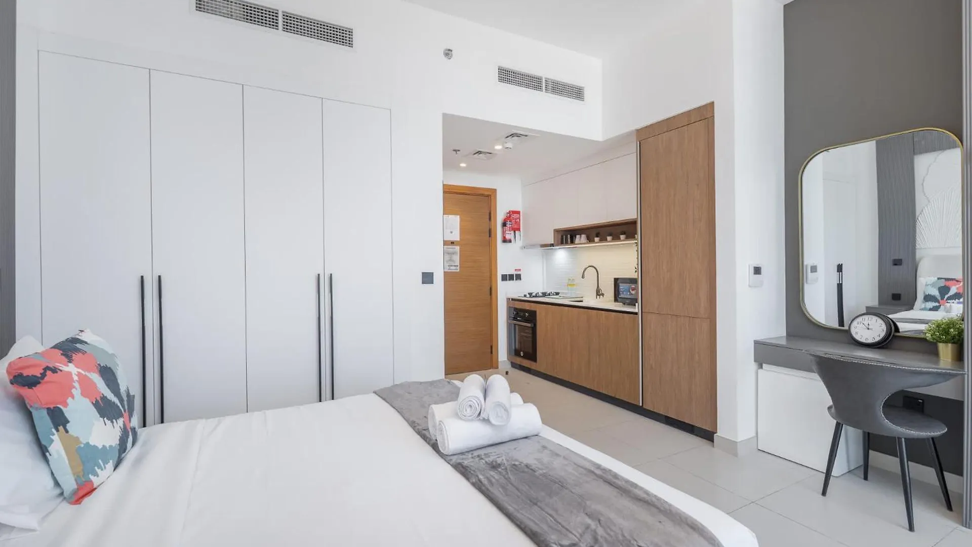 A Prime Studio That Sleeps 2 In Jebel Ali Dubai Apartment