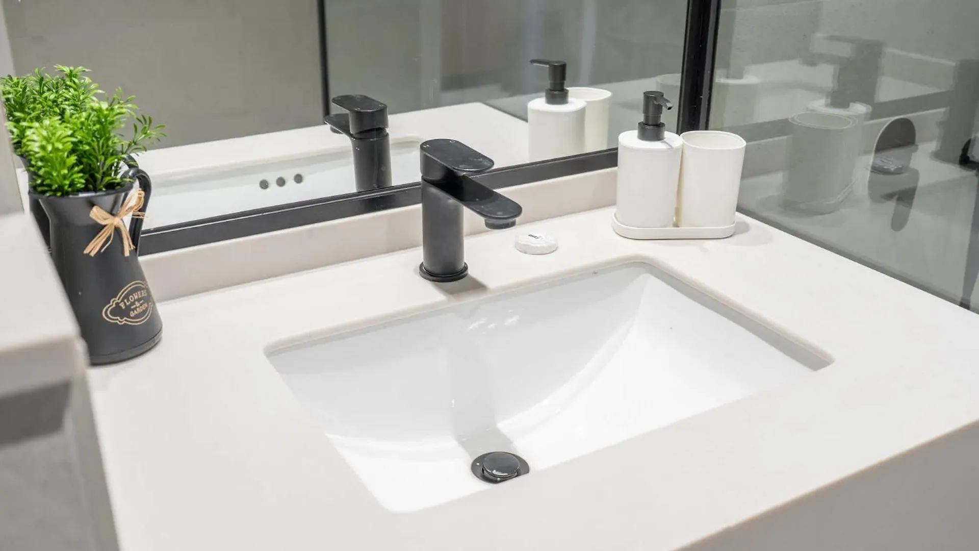 A Prime Studio That Sleeps 2 In Jebel Ali Dubai Apartment